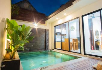Comfy 3BD Villa with Pool in Kerobokan has Balcony rooms