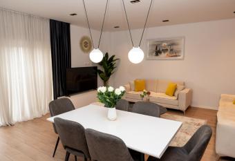 Luxury Lakeview Apartment in Pogradec has Balcony rooms