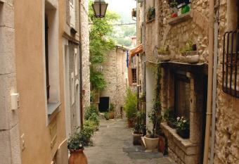 Joli havre de paix allows 18 year olds to book a room