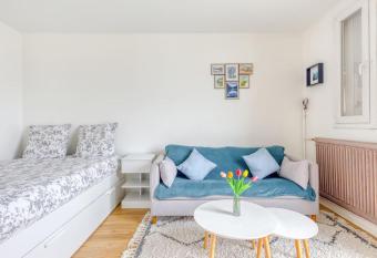 Studio lumineux -15 min de Paris has Balcony rooms