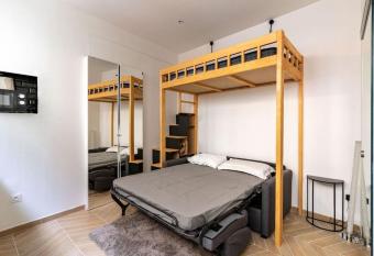 Studio cosy porte de saint ouen Paris has Balcony rooms