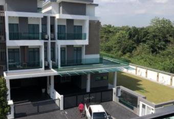 New - Villa with Private Pool & Jacuzzi for 20 ppl in Puchong and Cyberjaya has rooms with a private hot tub