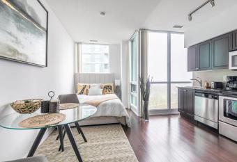 Stunning Top Floor Lake View Studio Near CN Tower has rooms with a private hot tub