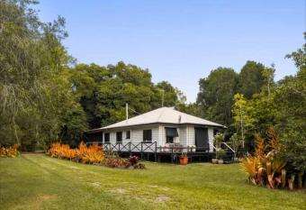 Beachmere Escape has Balcony rooms