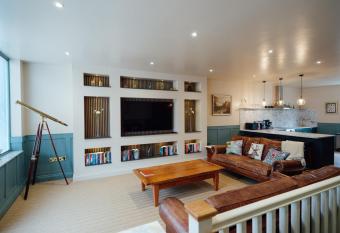 62 Albert Park Road has Balcony rooms