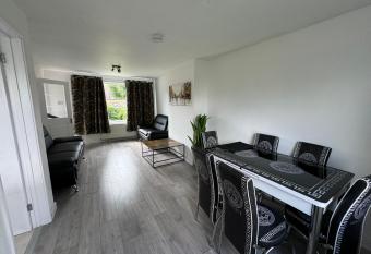 3-Bedroom Cozy Reading House has Balcony rooms