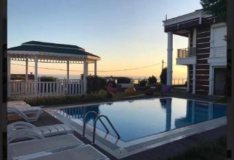 (null) has Balcony rooms