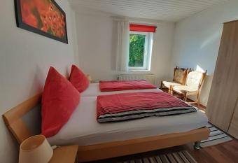42 qm Ferienwohnung allows 18 year olds to book a room