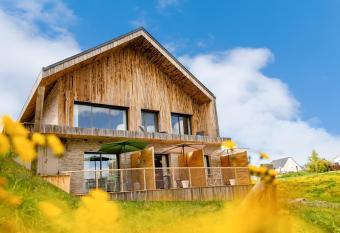 Le Vallon de L  hon allows 18 year olds to book a room