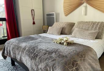 La Fr  gate -studio lumineux et verdoyant has Balcony rooms