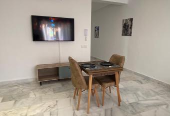 Luxury apartment 5 min Airport has Balcony rooms