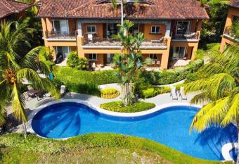 Near Marina Luxury Condo with Pool, Gym, Gold and more has Balcony rooms