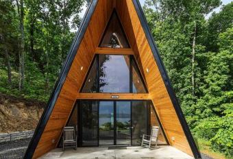 Relaxing Getaway Sky Cabin has Balcony rooms