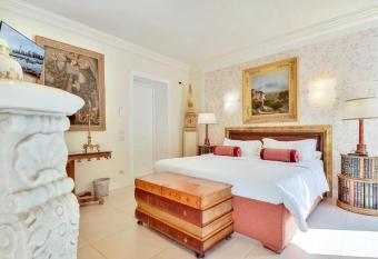 Villa ITO has rooms with a private hot tub