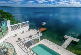 Casa Bacalar has rooms with a private hot tub