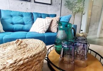 Lovely house with back garden - FREE Parking has Balcony rooms