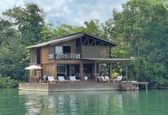 RD001 Linda Casa en Rio Dulce has rooms with a private hot tub