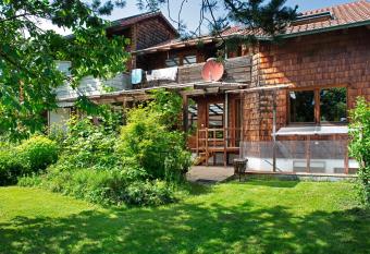 Fewo mit Terrasse und Garten has Balcony rooms