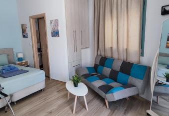 MODERN ACCOMMODATION 2 IN THE CENTER OF SKIATHOs allows 18 year olds to book a room