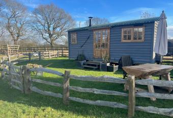 Whittlewood Shepherd s Hut in Silverstone, Cosy, Rural, Views allows 18 year olds to book a room