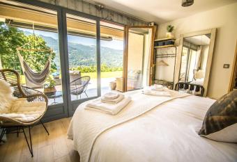 Stylish place-Amazing Views-3 main lifts, Apt design- vue splendide-3 Telecabines has rooms with a private hot tub