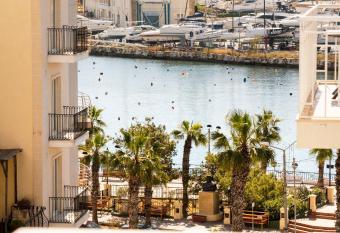 Stuart Rooms by Zzzing has Balcony rooms