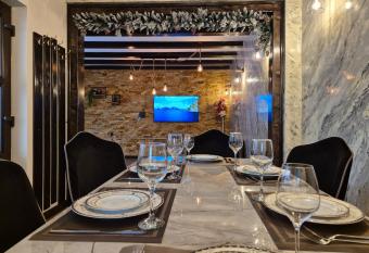 Casa Denis la 50m de Castel! has Balcony rooms