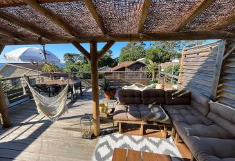 Villa vue lac allows 18 year olds to book a room