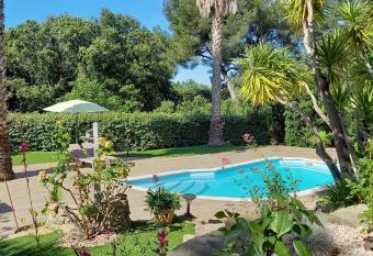 Au temps pour vous allows 18 year olds to book a room