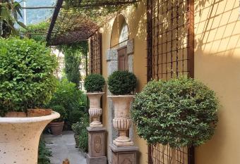 Villa Costanza allows 18 year olds to book a room