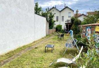 Maison et jardin de 300m carr  s has Balcony rooms