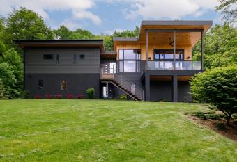 The Retreat at Valley Bear Farms has rooms with a private hot tub