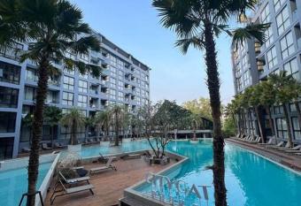 Citygate Kamala Resort & Residence has rooms with a private hot tub