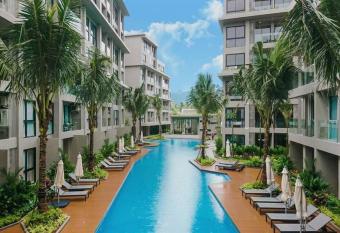 Diamond Resort Bangtao Phuket has rooms with a private hot tub