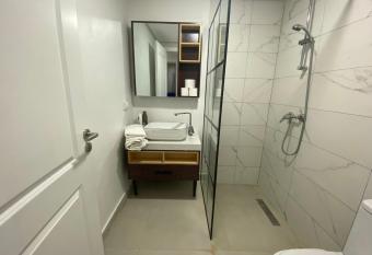 Luxueux 2 Chambres 5 min de l a  roport Casablanca has rooms with a private hot tub