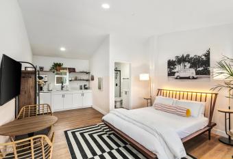 Scottsdale - 445 N Arizona Ave - 6 Unit Combo (1-6) has rooms with a private hot tub