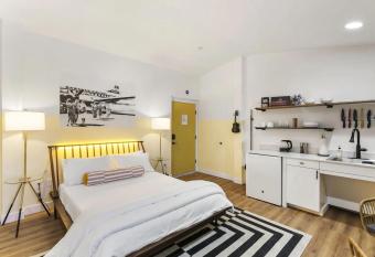 Scottsdale - 445 N Arizona Ave - 8 unit combo (19-26) has rooms with a private hot tub