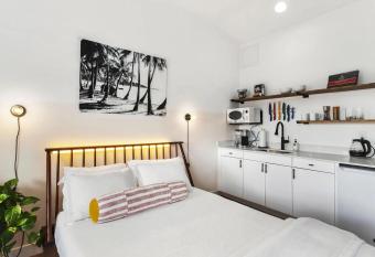 Scottsdale - 445 N Arizona Ave - 10 Units (9-18) has rooms with a private hot tub