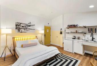 Scottsdale - 445 N Arizona Ave Unit 20 has rooms with a private hot tub