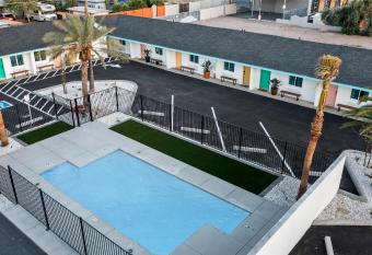 Scottsdale - 445 N Arizona Ave Unit 16 has rooms with a private hot tub