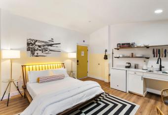 Scottsdale - 445 N Arizona Ave Unit 19 has rooms with a private hot tub