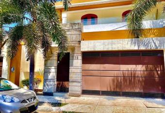 Residencia Las Palmas has Balcony rooms