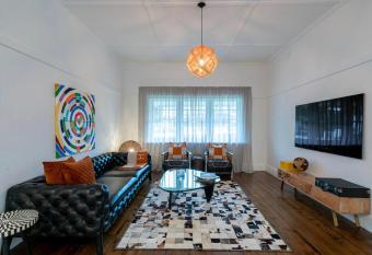 Stunning home - Walk to beach allows 18 year olds to book a room