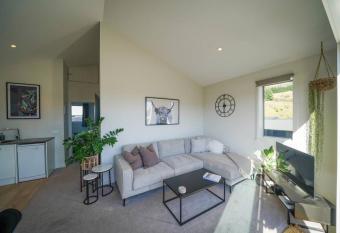 Entire private elevated 2 bedroom apartment mountain views allows 18 year olds to book a room