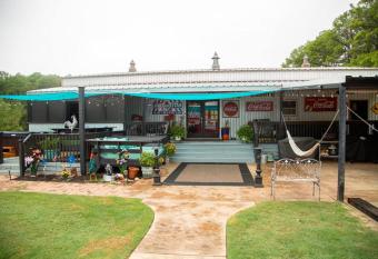 Hot tub, fire ring and a large family kitchen! has rooms with a private hot tub