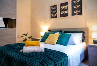 Sunshine Residence has rooms with a private hot tub