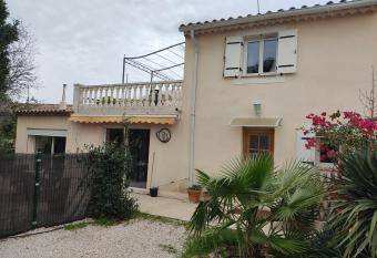 la ciotat grande maison centre ville has Balcony rooms