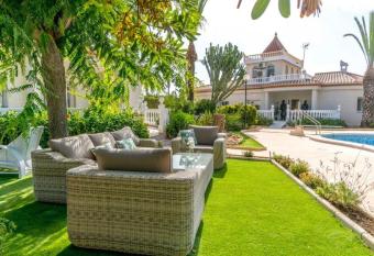 Villa Serenidad, Elegancia Zen en Alicante has Balcony rooms