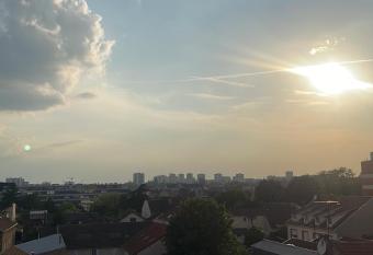 T2 plein centre ville- proche gare has Balcony rooms