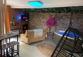 Lyn SPA has rooms with a private hot tub